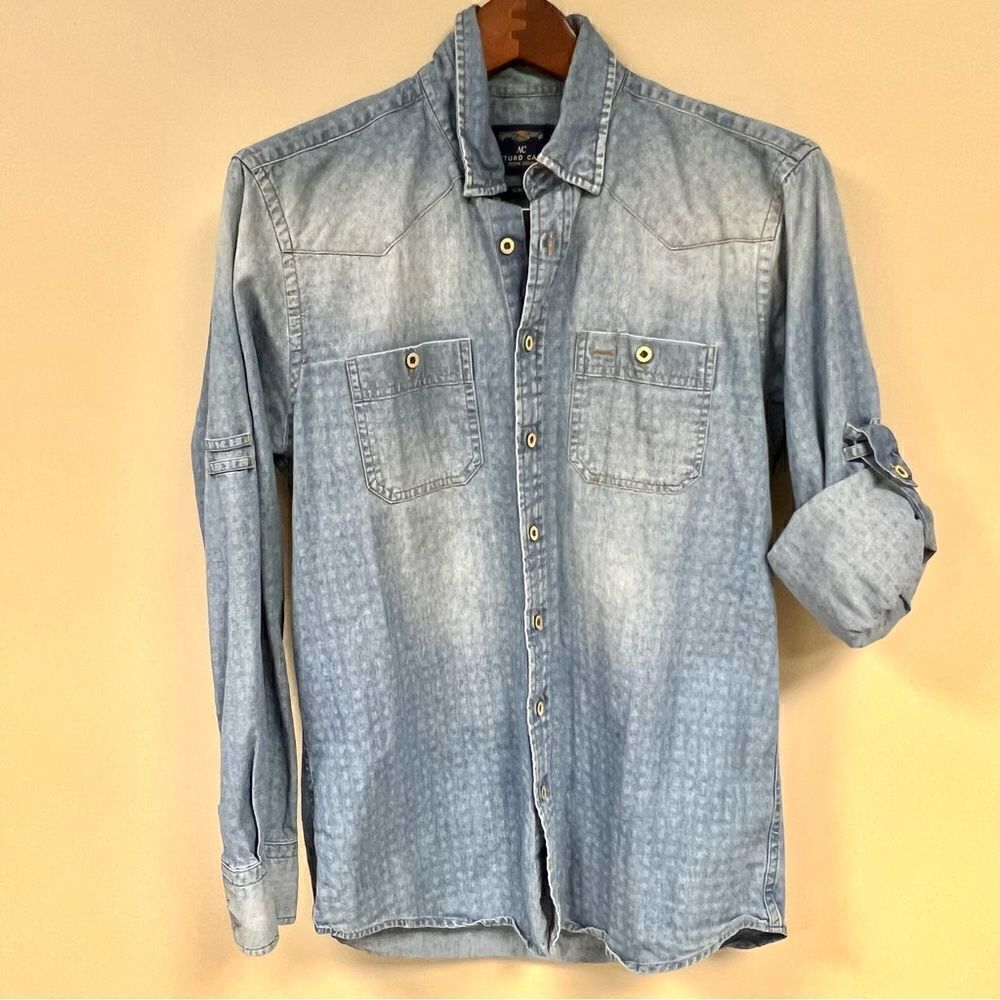 Arturo Calle denim button down slim fit. Size S/M